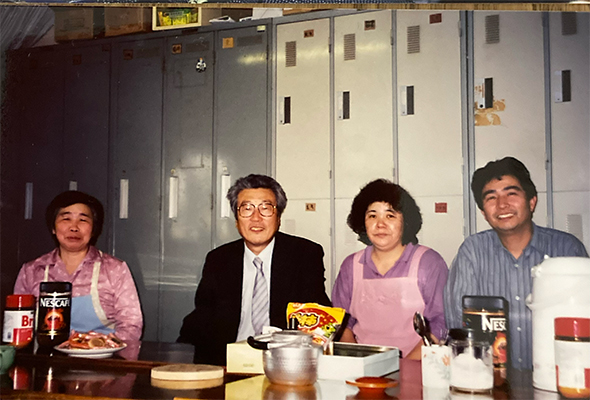 砂原社長、山戸工場スタッフと本間氏(右端）